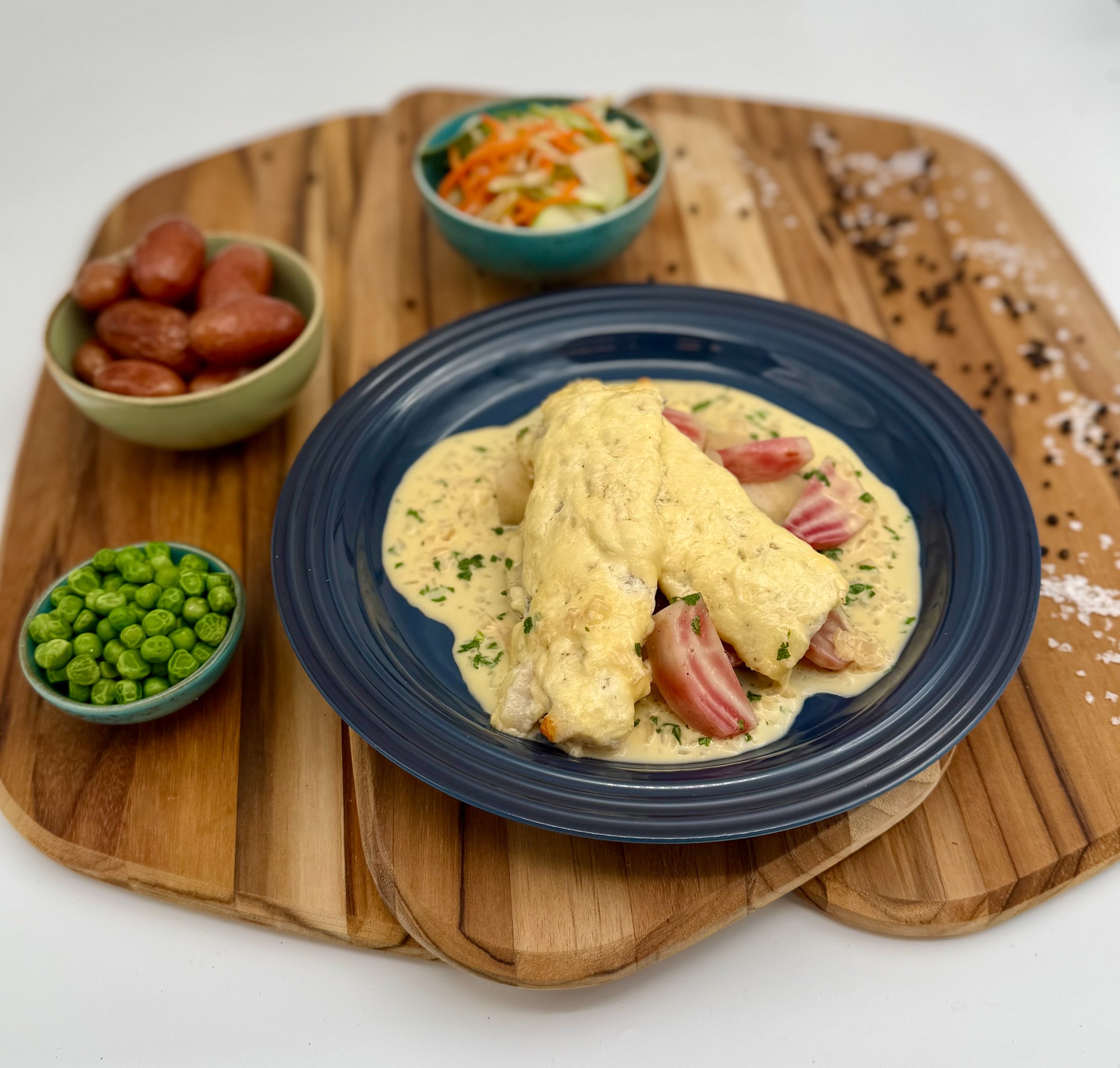 Gratinert Alaska pollock loin med hvitvinsaus, ovnsbakte småpoteter og rotgrønnsaker