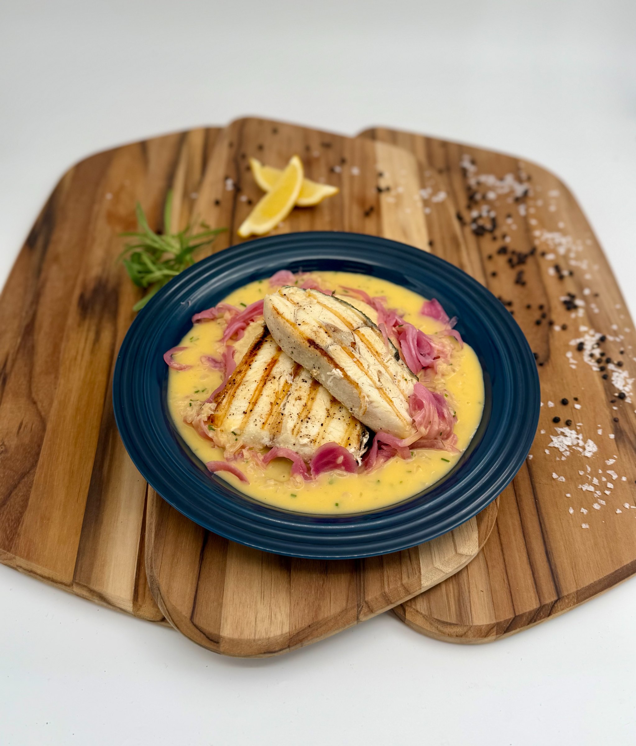 Grillet kveiteskive med beurre blanc, syltet rødløk og blomkålpuré