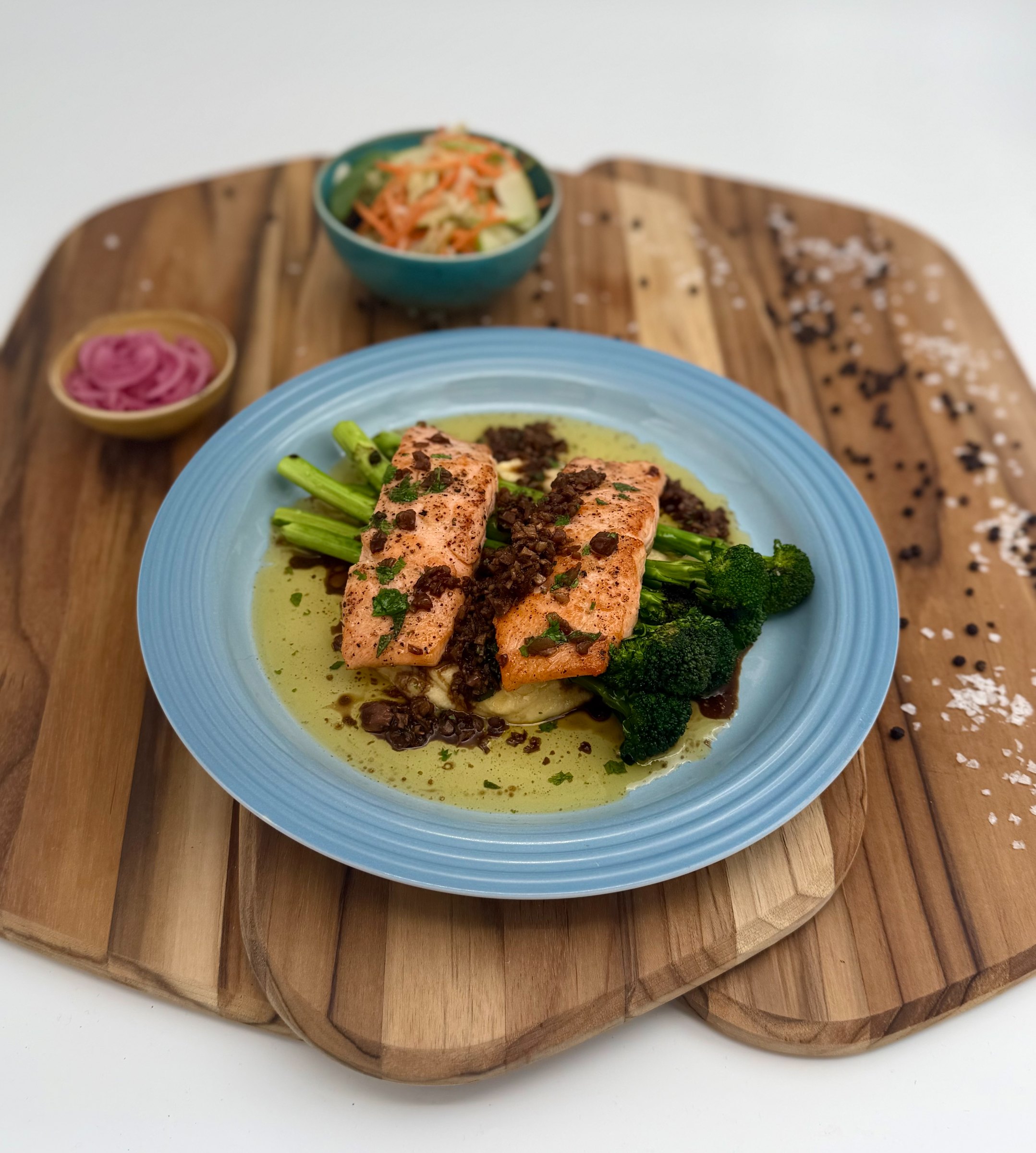 Pannestekt laksefilet med soyasmørsaus, blomkålpuré og grillet brokkolini