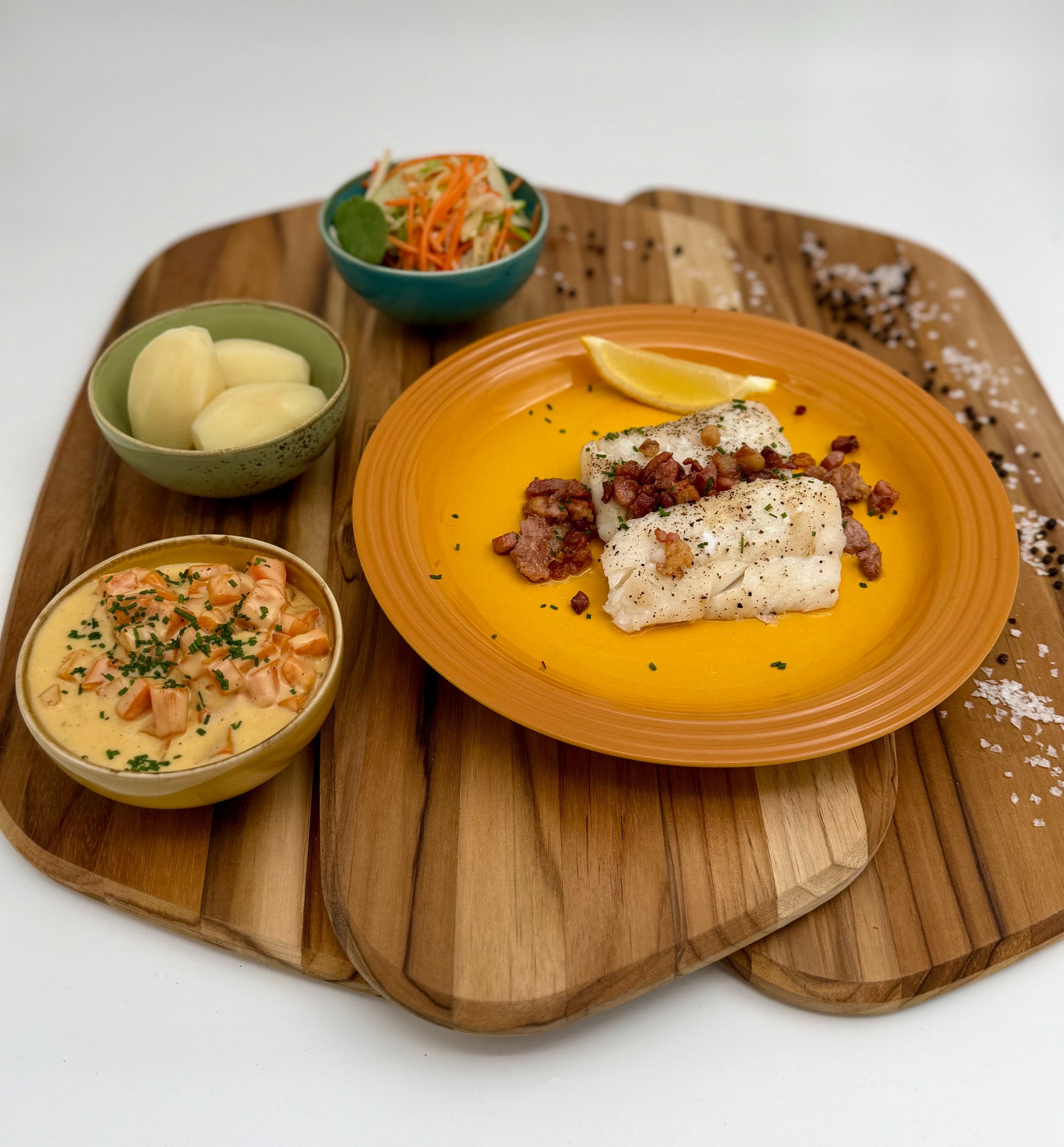 Lettsaltet torsk med kokte poteter, gulrotstuing og stekt bacon